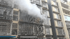 <b>点燃了堆放的塑料泡沫箱</b>