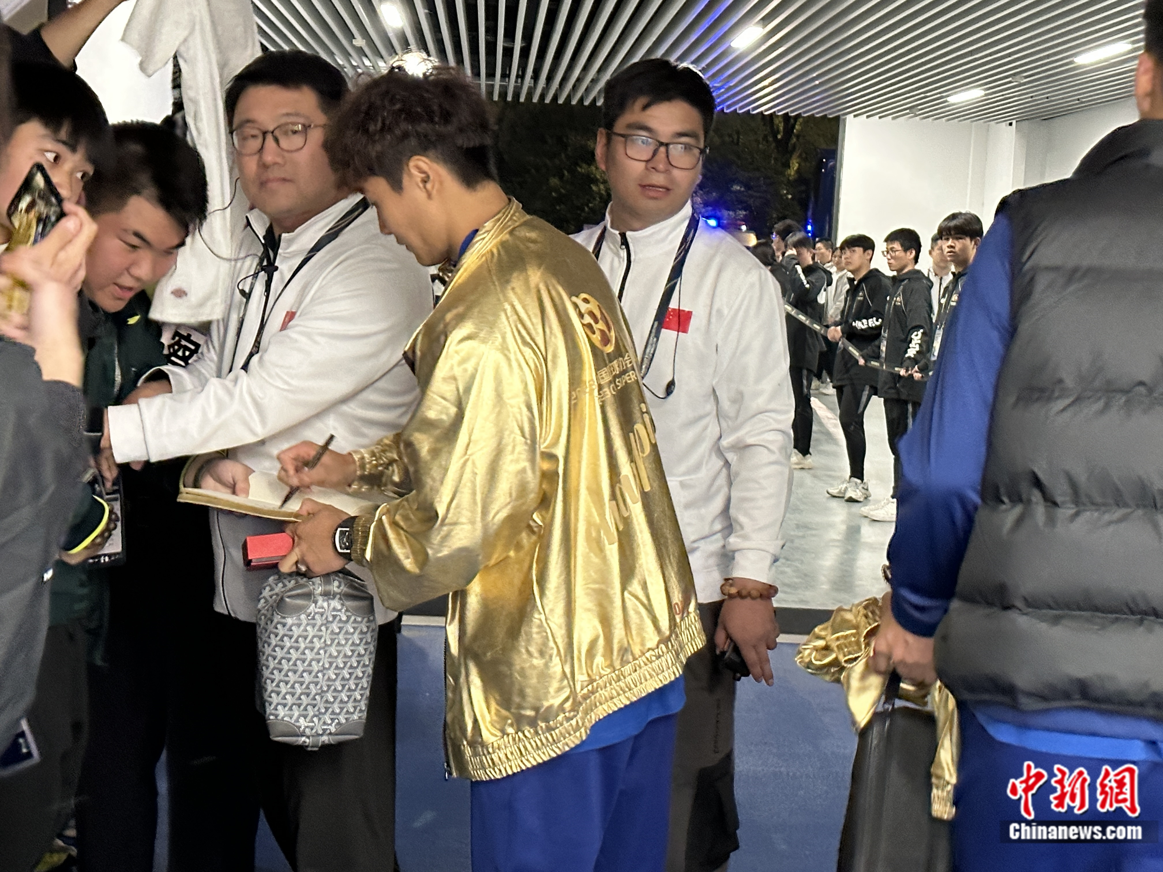 从未改变的热爱驱动中国足球再出发：走进场馆