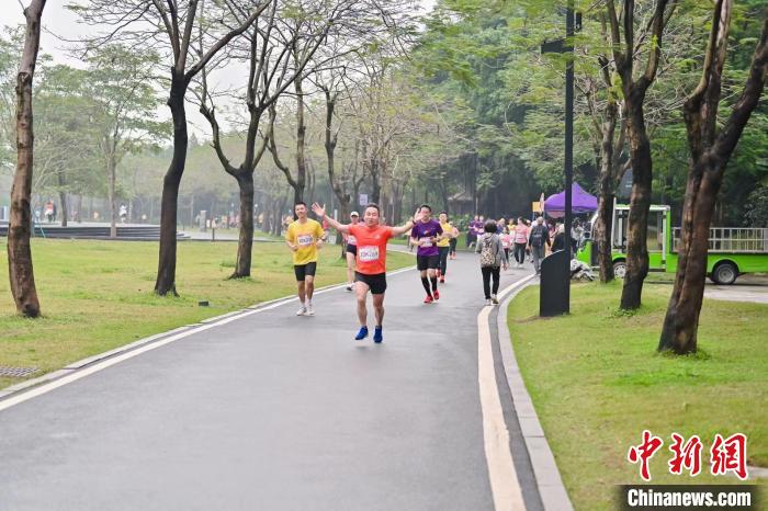 2000跑者共赴城央湿地生态马拉松