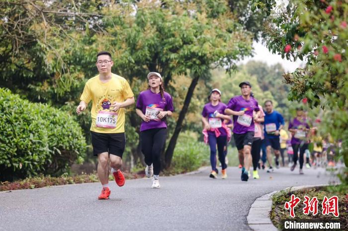 2000跑者共赴城央湿地生态马拉松
