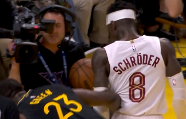 施罗德恶意犯规遭罚 格林技术犯规引争议