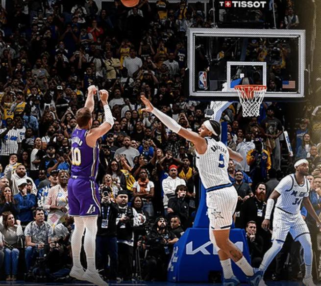 肯纳德压哨绝杀湖人九连胜冲击冠军