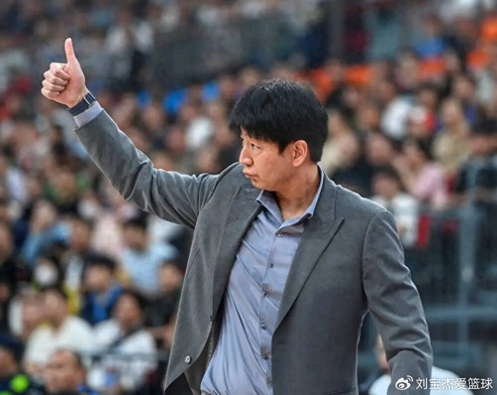 邱彪换人决策引争议 球迷与教练视角差异引热议